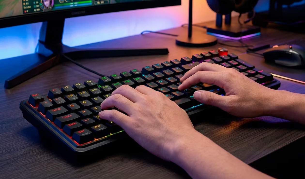 Detalhe da roda de volume integrada no teclado