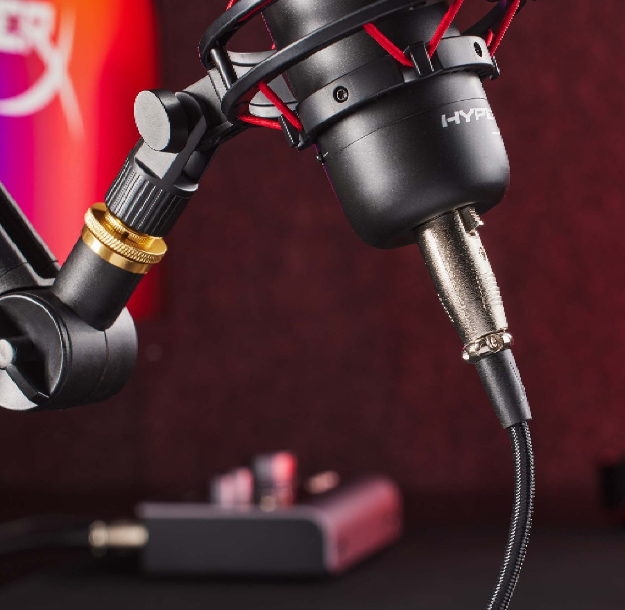 Cabo XLR HyperX em uso com microfone ProCast