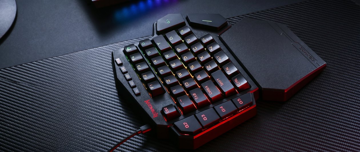 Redragon DITI K585 RGB em setup gamer completo