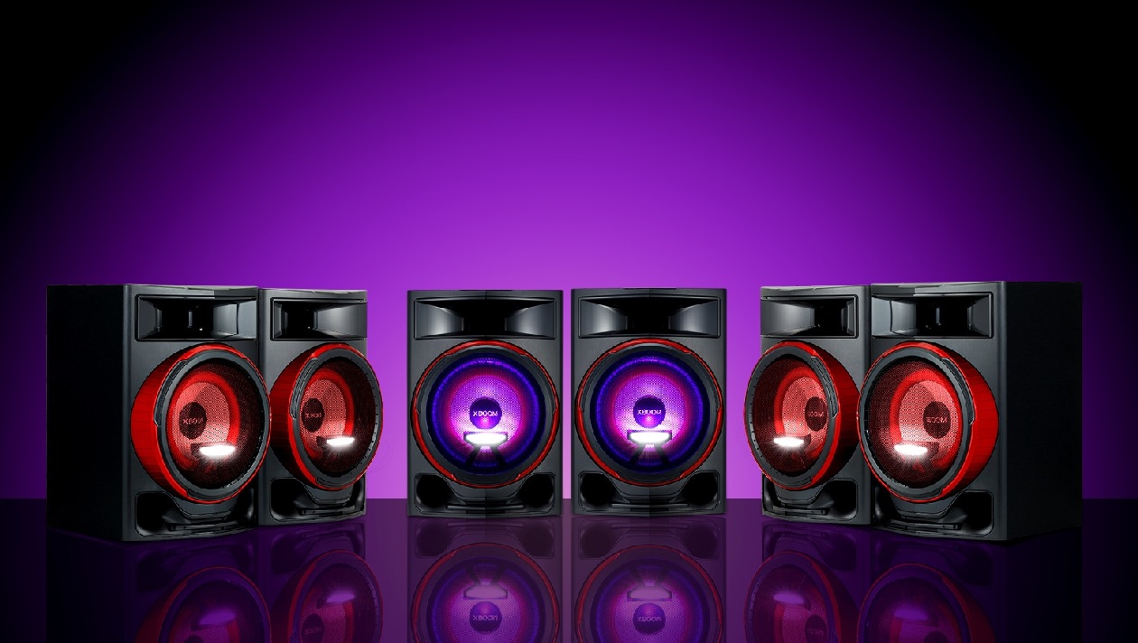 LG XBOOM CL87 - Sistema completo com quatro alto-falantes e logo XBOOM nos cones dos woofers