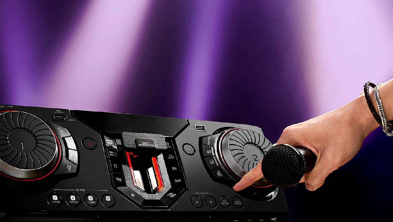 LG XBOOM CL87 - Detalhe dos knobs metálicos e microfone para karaokê