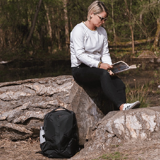 Mochila Targus Terra EcoSmart TBB649DI - Detalhe dos bolsos externos e alças acolchoadas
