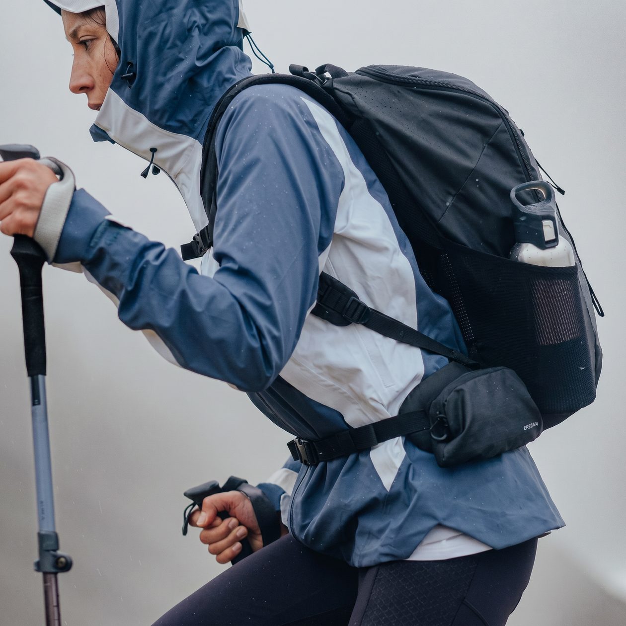 Mochila Quechua MH100 20L Preta vista frontal em trilha