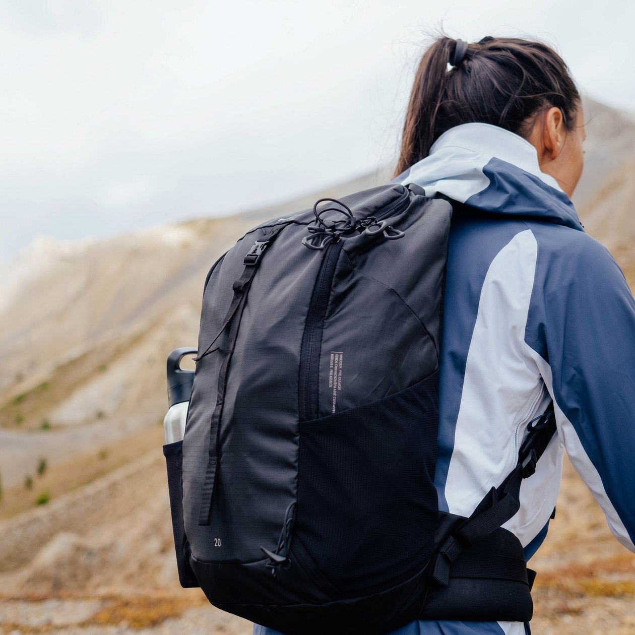 Compartimentos e bolsos da Mochila Quechua MH100 20L