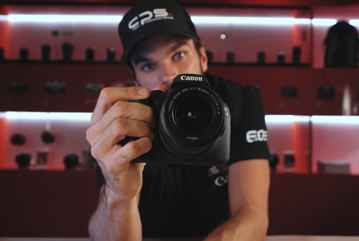 Canon EOS Rebel T7+ em ângulo três quartos mostrando empunhadura
