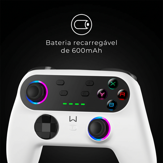 Controle Warrior Ultra Pro branco segurado em mãos durante uma partida