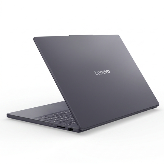 Notebook Lenovo IdeaPad Slim 3 em vista oblíqua traseira exibindo tampa Luna Grey com logo Lenovo prata e portas laterais