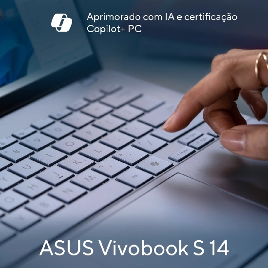 Notebook Asus Vivobook S 14 Mist Blue aberto com foco no teclado e touchpad, com selo Copilot+ PC e chamada Aprimorado com IA