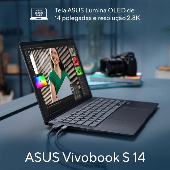 Notebook Asus Vivobook S 14 Mist Blue inclinado exibindo tela OLED 14 polegadas com edição de fotografia profissional