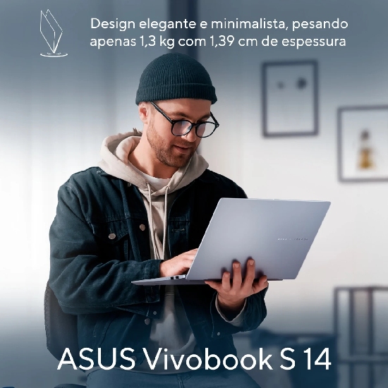 Pessoa usando o notebook Asus Vivobook S 14 Mist Blue em vista frontal destacando peso de 1,3 kg e espessura de 1,39 cm