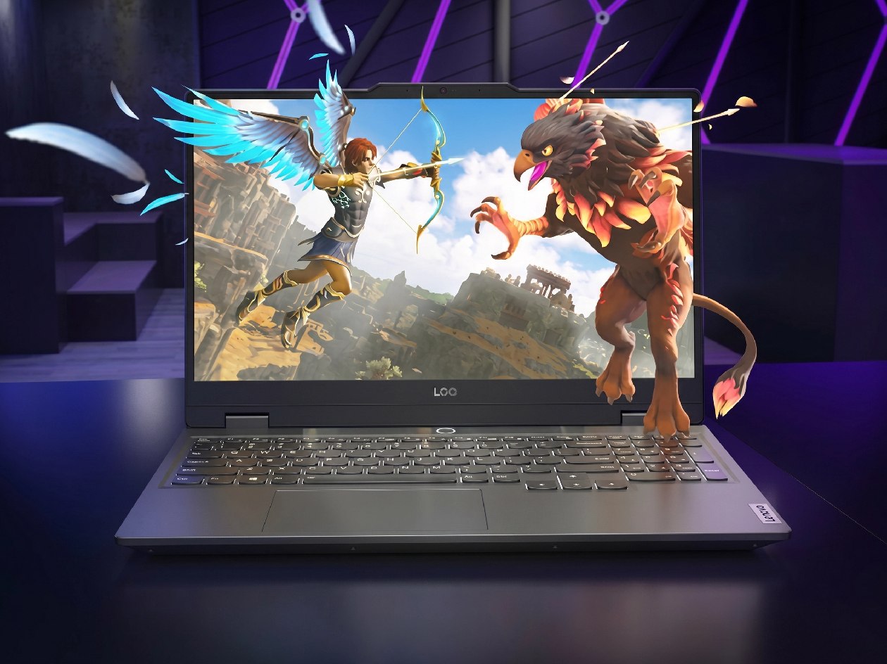 Notebook gamer Lenovo LOQ 15IRX9 com tela Full HD 144Hz exibindo jogo com personagem em movimento rápido, destacando fluidez