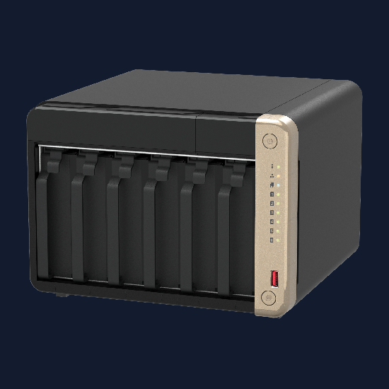 NAS QNAP TS-664-8G mostrando 6 baias de disco vazias e painel traseiro com fundo azul escuro
