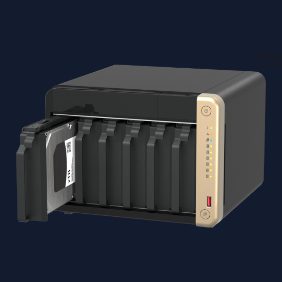 NAS QNAP TS-664-8G com disco parcialmente removido mostrando sistema de troca a quente hot-swap