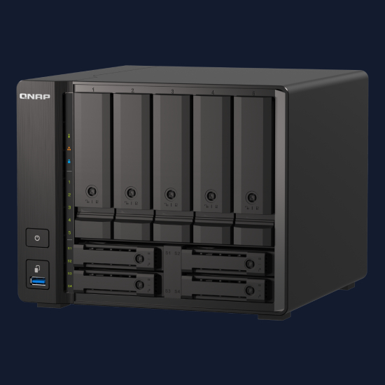 NAS QNAP TS-h973AX-8G preto em angulo frontal com 6 baias de disco visiveis e painel lateral com LEDs e porta USB