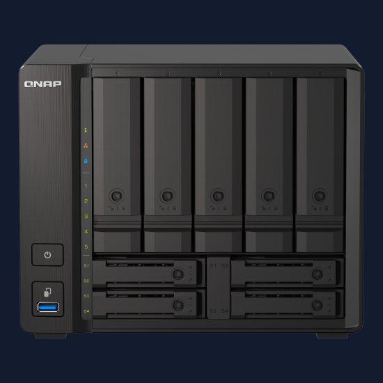 Painel frontal do NAS QNAP TS-h973AX-8G com baias superiores e inferiores botao de alimentacao USB 3.0 e LEDs coloridos de status