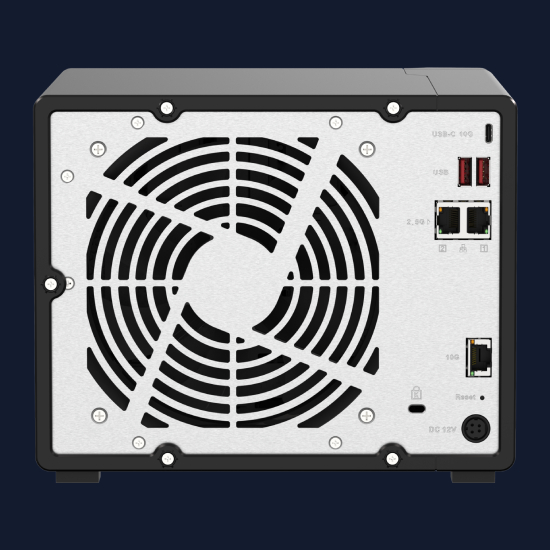 Painel traseiro do NAS QNAP TS-h973AX-8G com grade de ventilacao portas 2.5GbE LAN USB e conector de alimentacao
