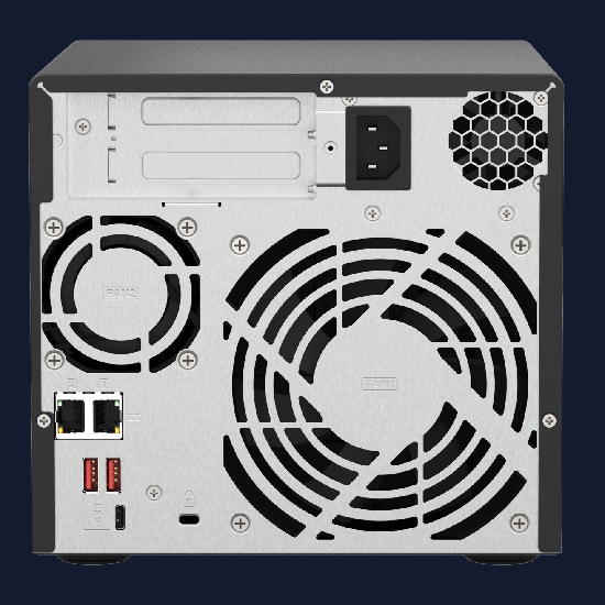 Painel traseiro do NAS QNAP TS-473A-8G com duas grades de ventilacao ventoinhas portas 2.5GbE USB e slots PCIe