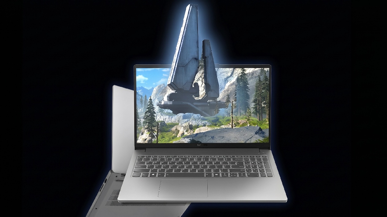 Notebook gamer Lenovo LOQ 15IAX9E Luna Grey aberto em &acirc;ngulo frontal com tela FHD 144Hz exibindo jogo e teclado retroiluminado