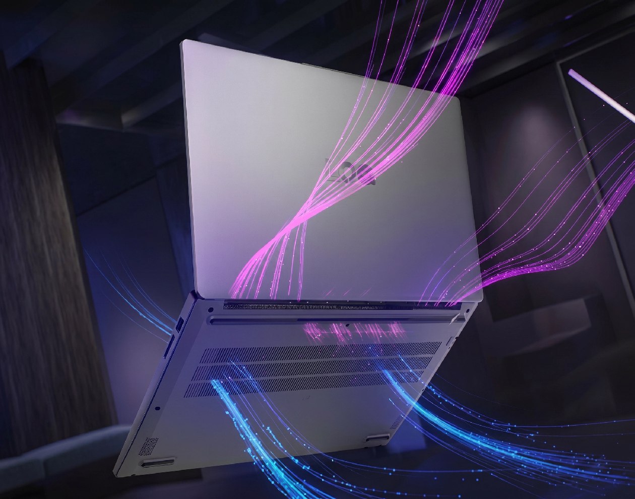 Notebook gamer Lenovo LOQ 15IAX9E Luna Grey em &acirc;ngulo baixo e diagonal com linhas luminosas roxas e azuis simbolizando desempenho e portas laterais vis&iacute;veis