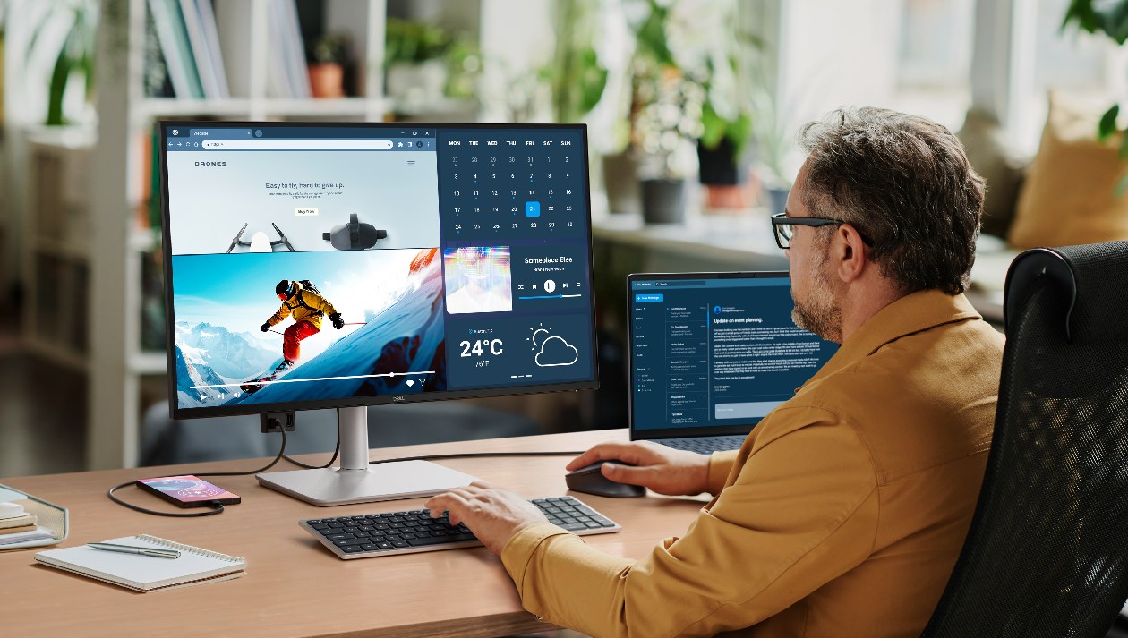 Monitor Dell S2725DC Plus 27 QHD em uso frontal com multiplas janelas abertas e notebook ao lado