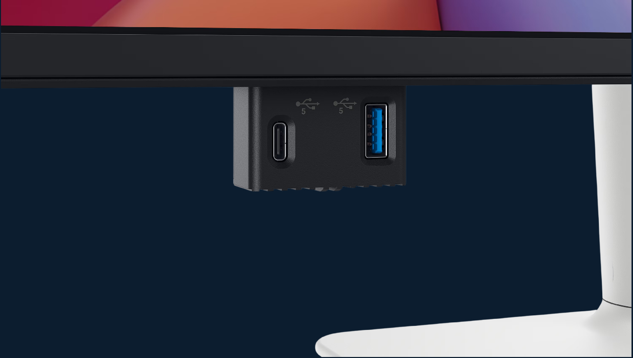 Detalhe das portas USB-C e USB-A na base do monitor Dell S2725DC Plus mostrando conectividade integrada