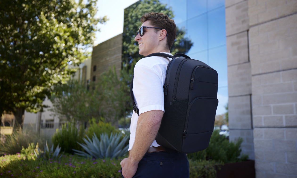 Homem usando a Mochila Dell Pro Plus EcoLoop CP5626 preta em ambiente externo urbano
