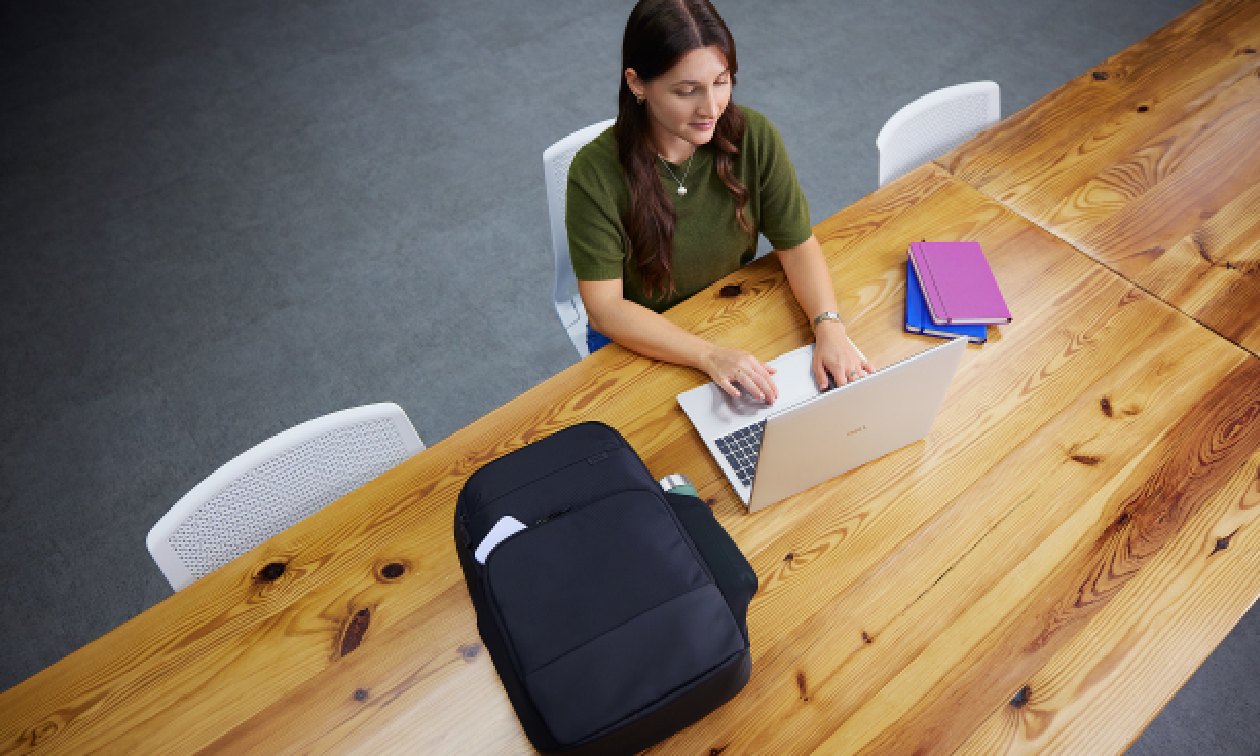 Mochila Dell Pro Plus EcoLoop CP5626 preta sobre mesa de madeira em ambiente de trabalho