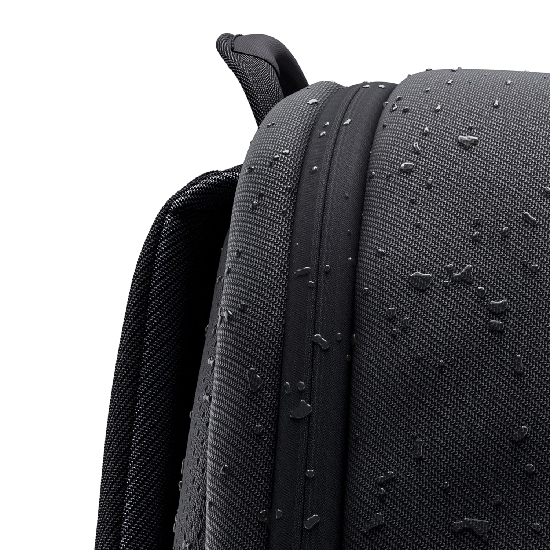 Close-up da superficie da Mochila Dell Pro Plus EcoLoop com gotas de agua mostrando resistencia a liquidos