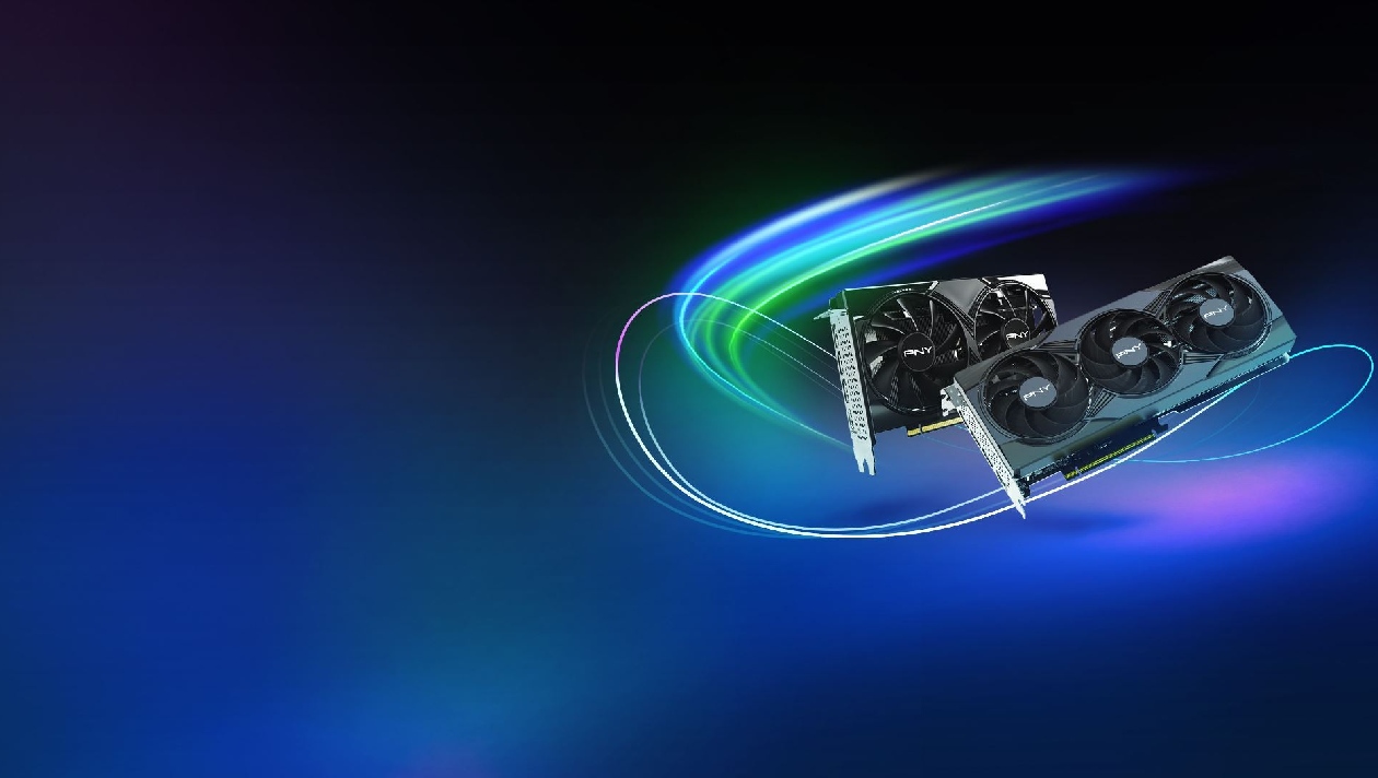 Duas placas de v&iacute;deo PNY GeForce RTX 5060 Triple Fan ARGB OC em &acirc;ngulo diagonal com shrouds pretos e conectores DisplayPort e HDMI vis&iacute;veis