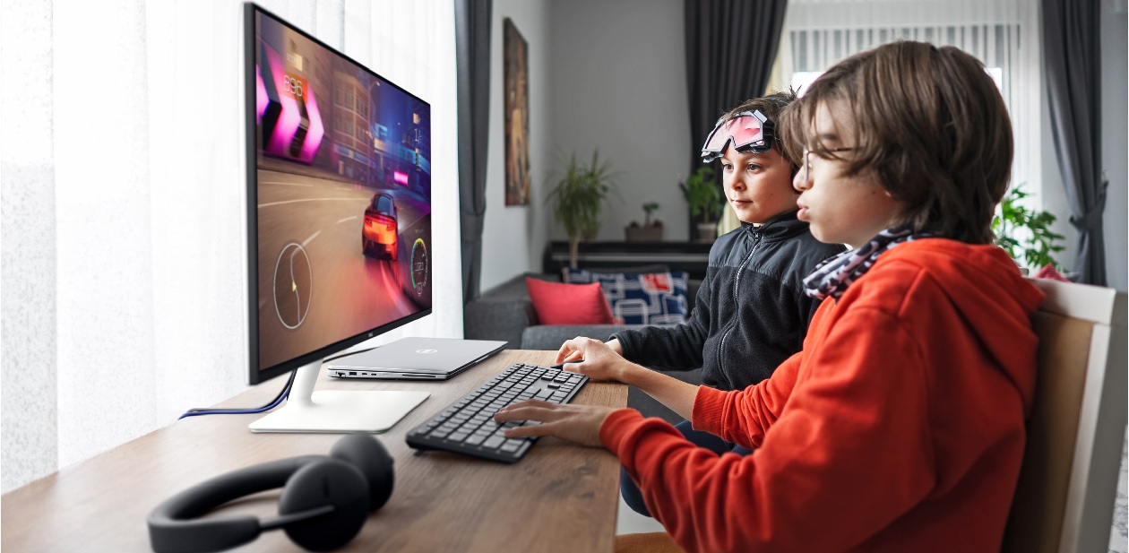 Monitor Dell S2425H Plus branco em uso familiar com jogo de corrida na tela 100Hz IPS Full HD
