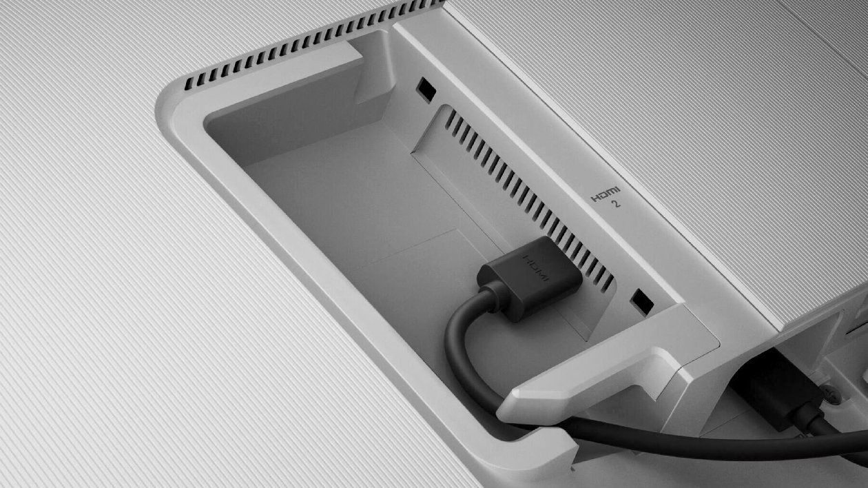 Parte traseira do monitor Dell S2425H Plus mostrando portas HDMI 1.4 com cabo conectado e ventila&ccedil;&atilde;o