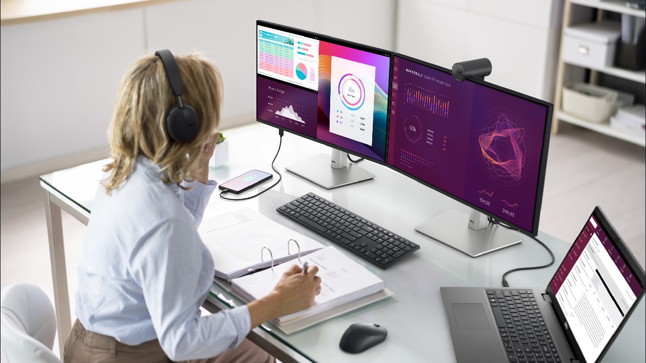 Setup com laptop conectado via USB-C ao monitor Dell P2425HE Pro Plus em configura&ccedil;&atilde;o multi-monitor com Power Delivery de 90W