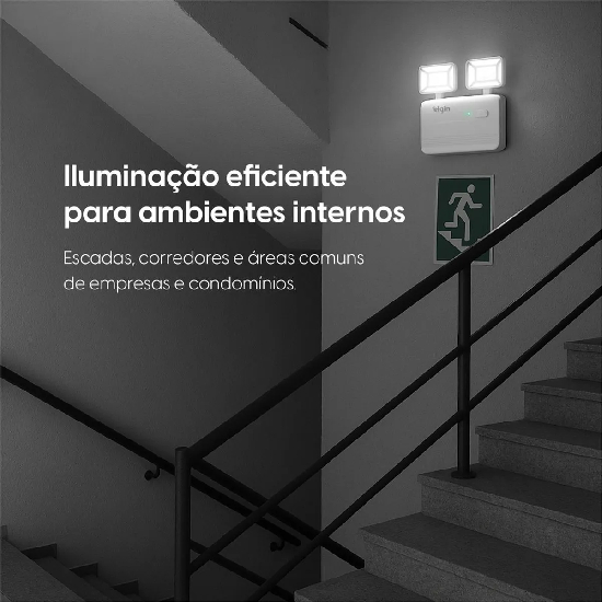 Lumin&aacute;ria de emerg&ecirc;ncia Elgin 48LEM2KL2200 instalada na parede ao lado de placa de sa&iacute;da verde sobre escada iluminando corredor