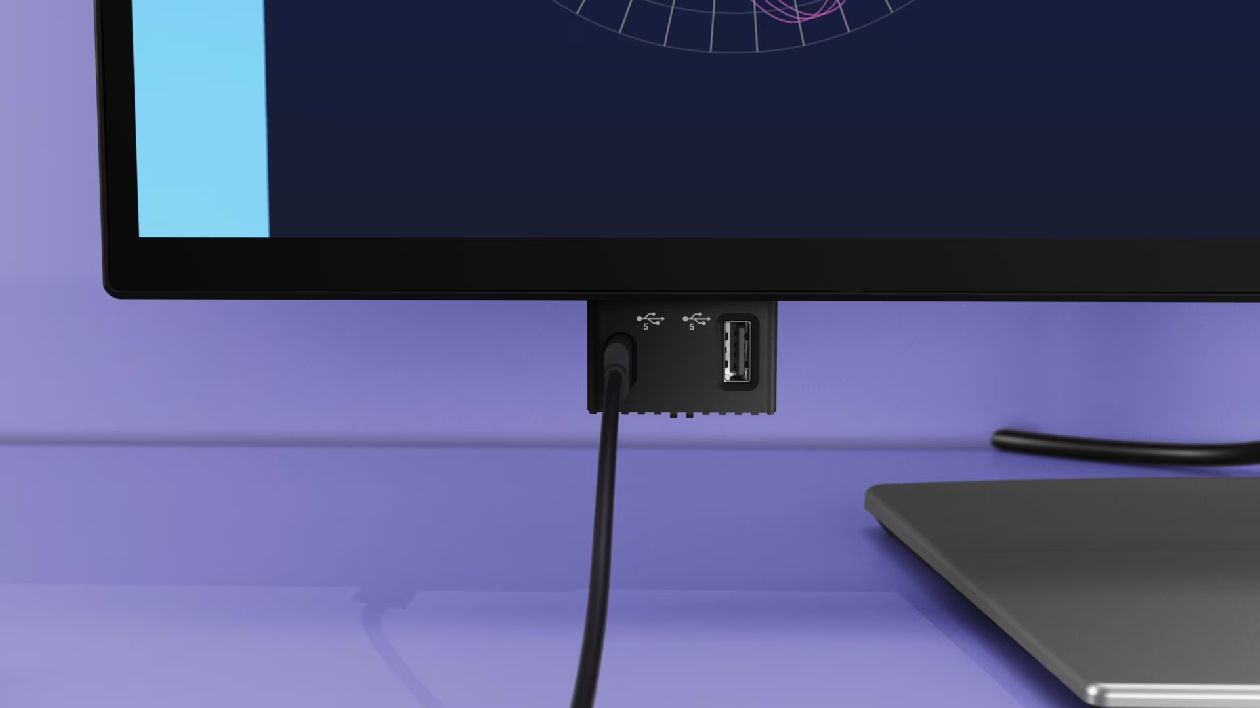 Close da base e portas laterais do monitor Dell P2725QE Pro Plus mostrando conectores USB downstream e cabo conectado