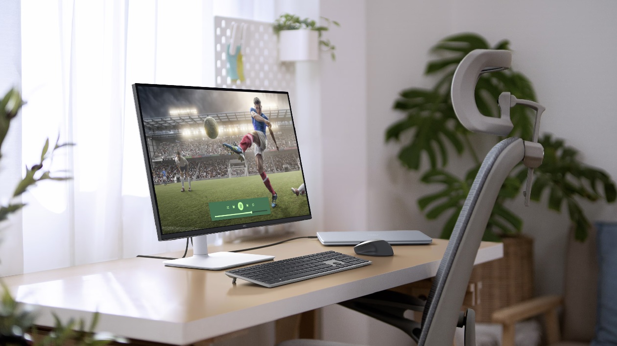 Monitor Dell S2725QS branco em setup com teclado mouse notebook exibindo v&iacute;deo esportivo 4K no painel IPS UHD 120Hz