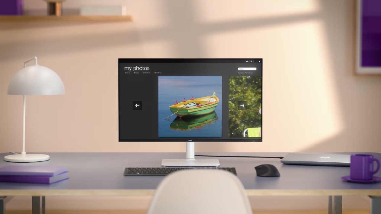 Monitor Dell S2725QS branco Ash White em ambiente de escrit&oacute;rio exibindo galeria de fotos com barco na tela 4K