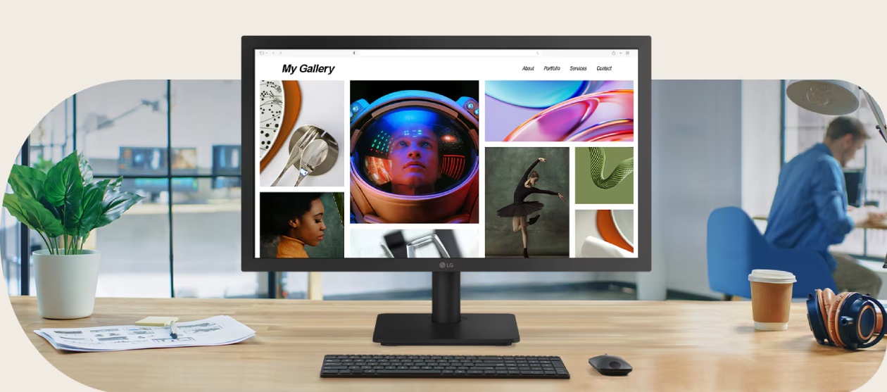 Monitor LG 22U403A-B 21,5 polegadas em mesa de escrit&oacute;rio com tela exibindo galeria de imagens e design sem bordas