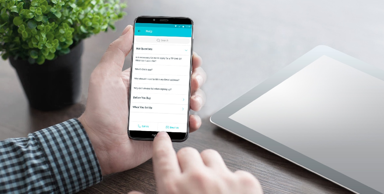 Pessoa configurando o TP-Link Deco X50 pelo aplicativo no smartphone mostrando tela de ajuda do app Deco