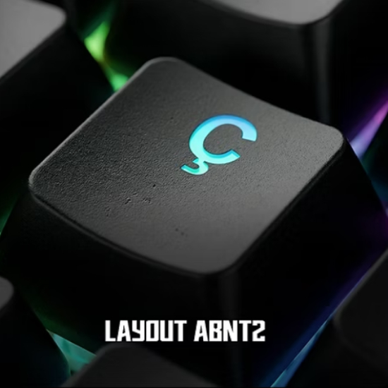 Close-up de tecla do teclado Redragon Eisa Pro mostrando layout ABNT2 com letra C em azul neon e ilumina&ccedil;&atilde;o RGB verde e roxo ao fundo