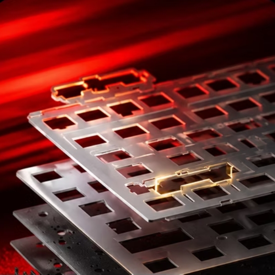 Estrutura interna do teclado Redragon Eisa Pro mostrando camadas met&aacute;licas com aberturas geom&eacute;tricas e ilumina&ccedil;&atilde;o vermelha destacando o design gasket mount