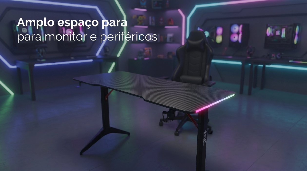 Mesa Gamer Bright Striker em ambiente gamer completo com m&uacute;ltiplos monitores mostrando amplo espa&ccedil;o para perif&eacute;ricos e ilumina&ccedil;&atilde;o neon