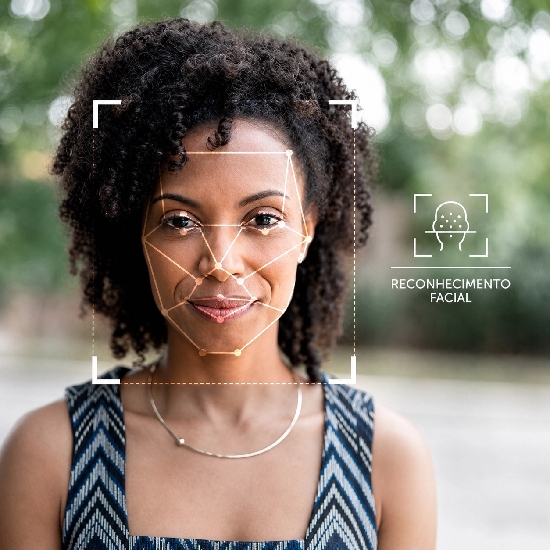 Gravador Intelbras INVD 3032 preto com destaque para funcionalidades de Intelig&ecirc;ncia Artificial como reconhecimento facial e cerca virtual