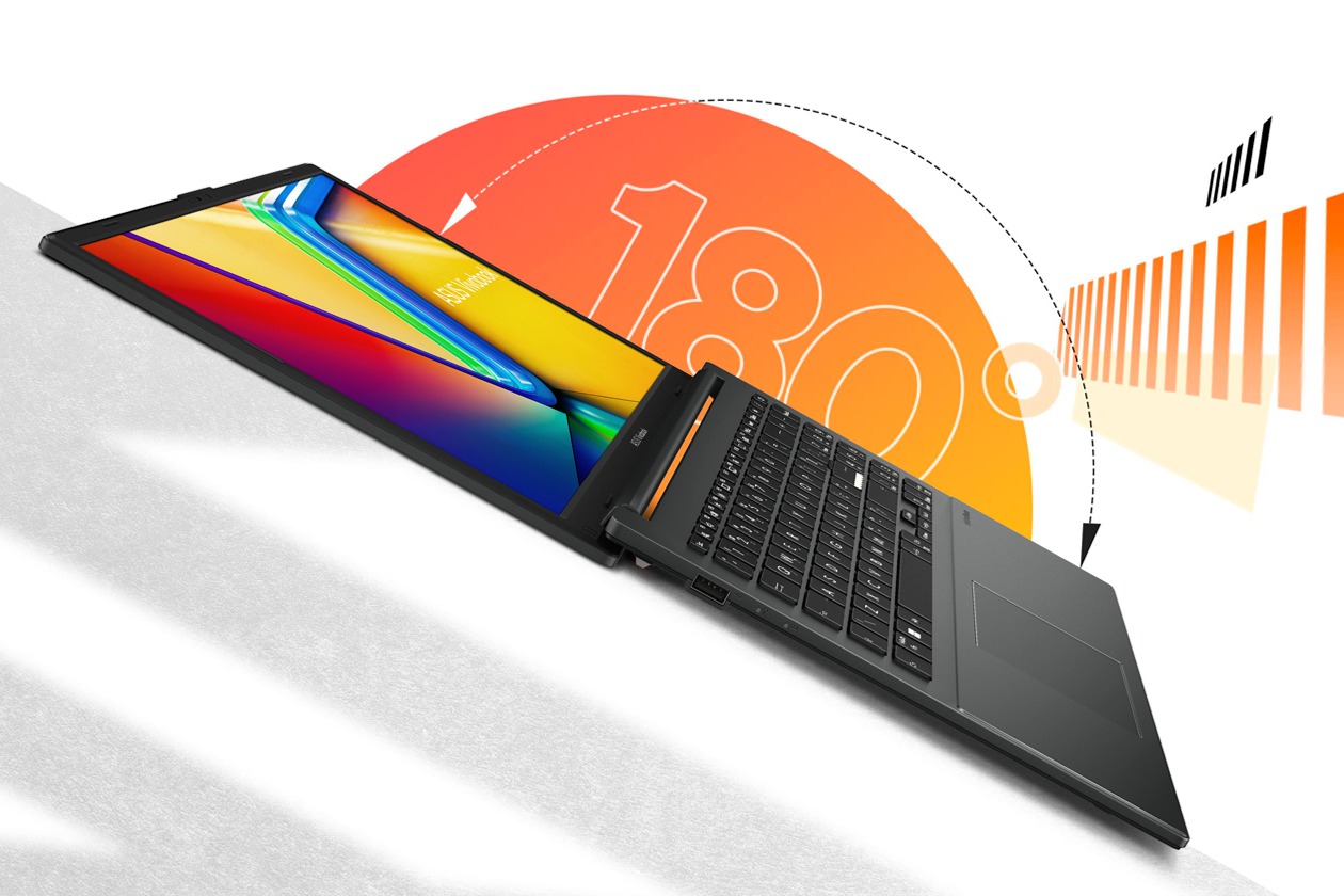 Notebook ASUS Vivobook Go 15 dark gray com hinge dobr&aacute;vel 180 graus aberto completamente sobre a mesa para compartilhar tela