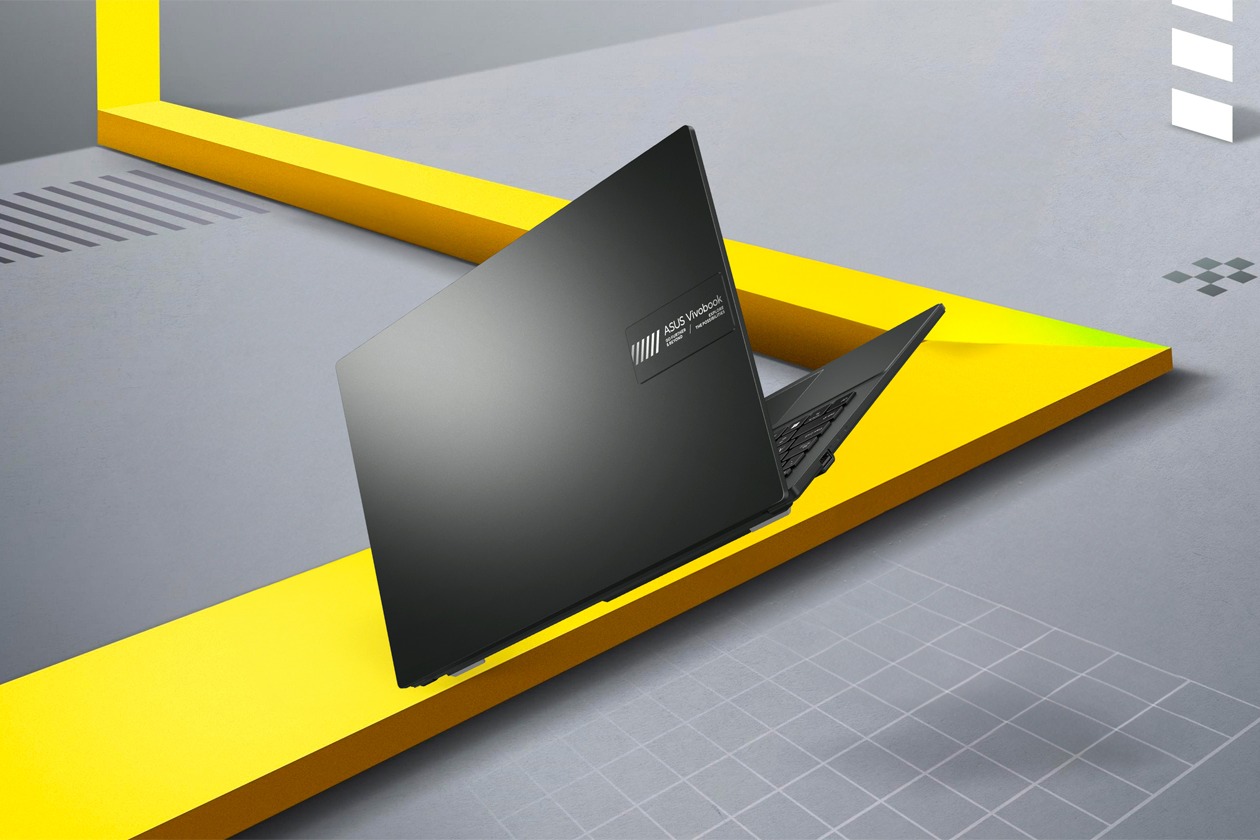 Notebook ASUS Vivobook Go 15 matte black com design sutil mostrando bateria 3 c&eacute;lulas e fonte 45W compacta para uso m&oacute;vel