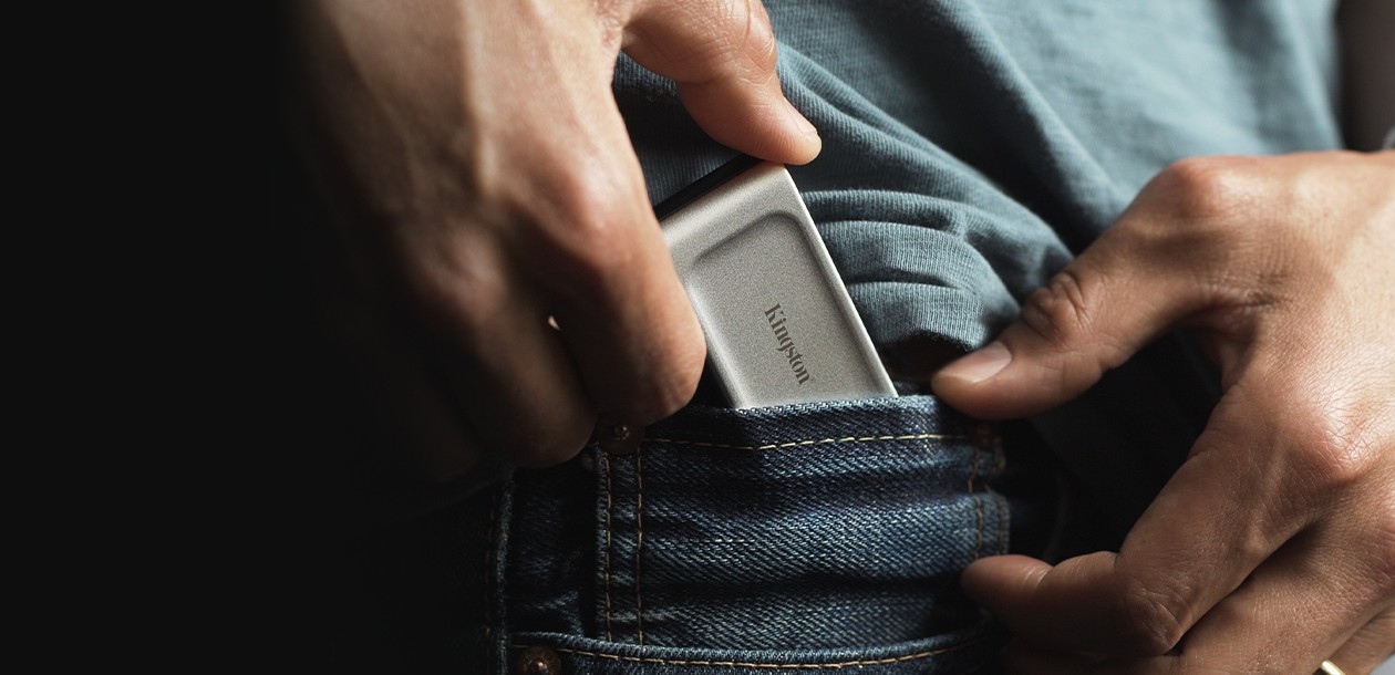 SSD Externo Kingston XS2000 500GB com acabamento metálico escovado em prata e conector USB-C