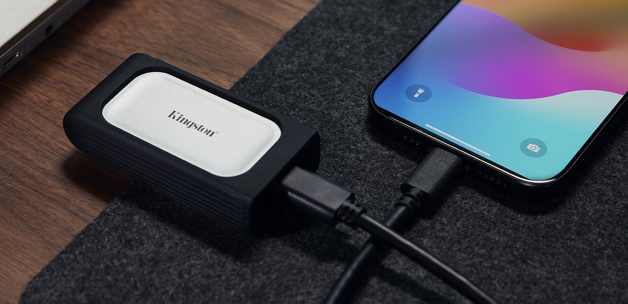 Kingston XS2000 conectado a laptop, smartphone, tablet e console demonstrando compatibilidade universal