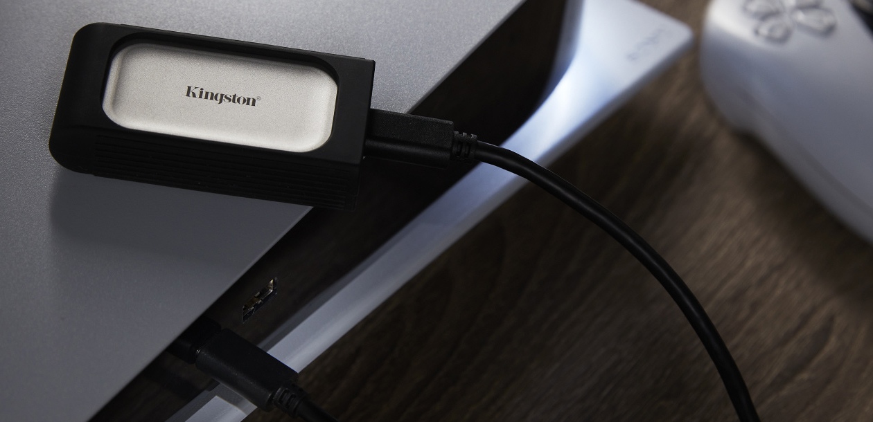 Close-up premium do Kingston XS2000 mostrando logo gravado, LED azul e porta USB-C