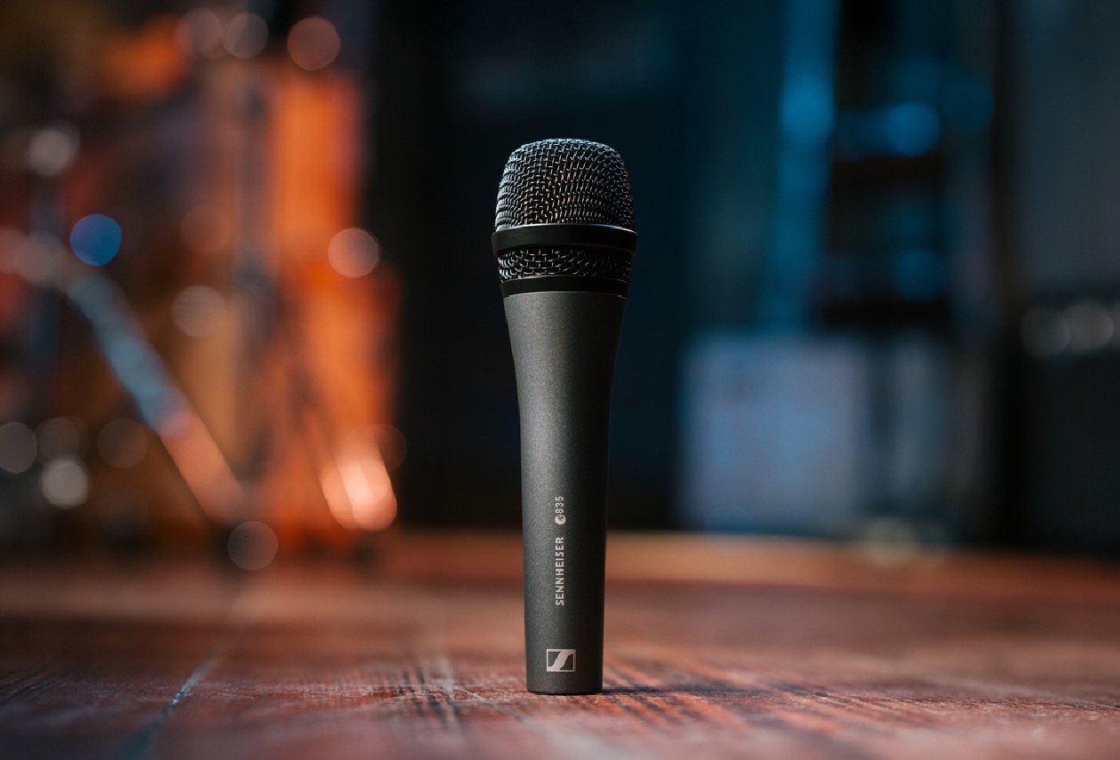 Microfone Sennheiser e 835 como microfone de confian&ccedil;a no palco com engenharia de precis&atilde;o alem&atilde;