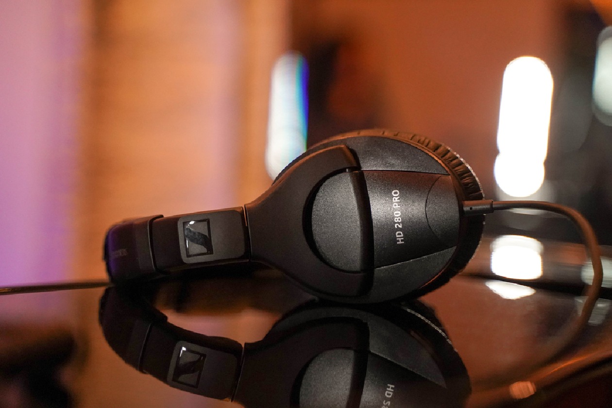 Design dobrável e construção em policarbonato do Sennheiser HD 280 PRO para transporte profissional