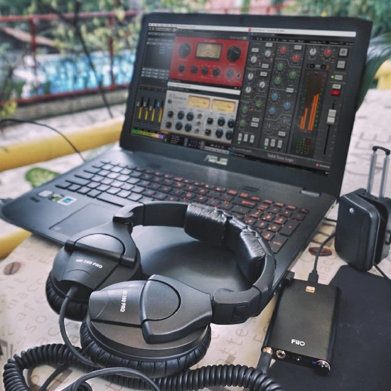 Cabo espiralado do Sennheiser HD 280 PRO que se estende de 1,3m a 3m para mobilidade no estúdio